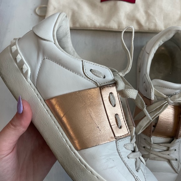 ❌SOLD❌VALENTINO White Rose Gold Leather Rockstud Low Top Sneakers - Picture 12 of 12